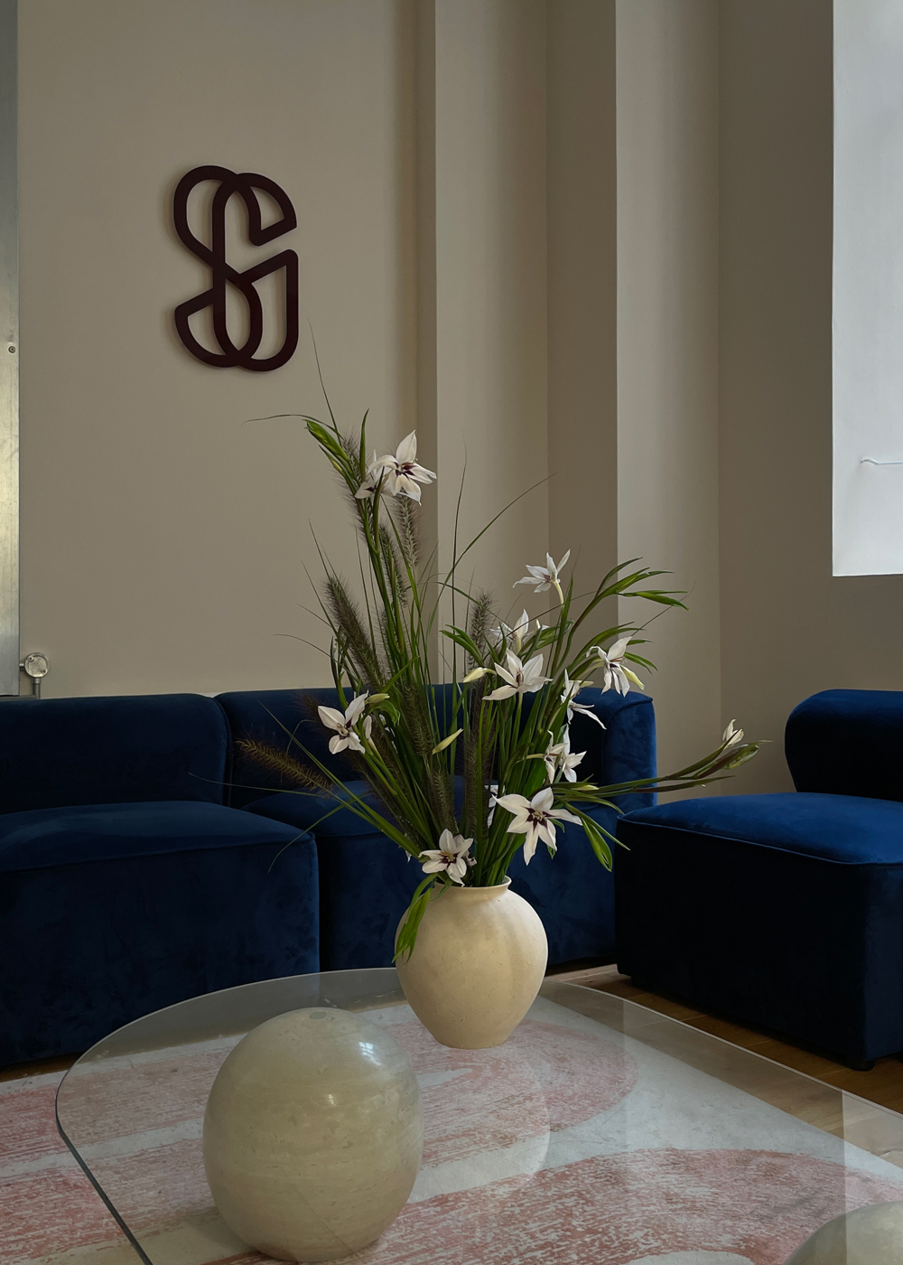 250818_Mora_SeenWeekly_Sofa